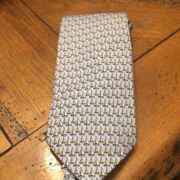 Vineyard vines blue sailboat tie.  Great condition 100% silk made in the USA - Picture 5 of 6